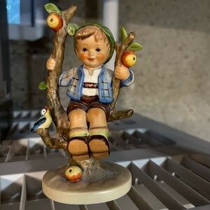 1979 apple boy Hummel in used like new condition